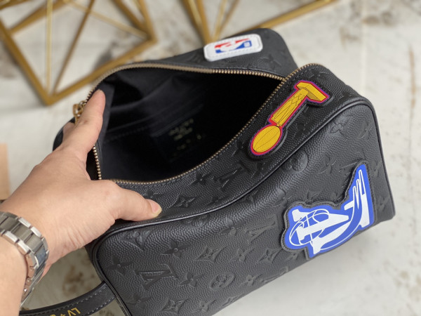l0*is V*t0n lvxnba cloakroom dopp kit
