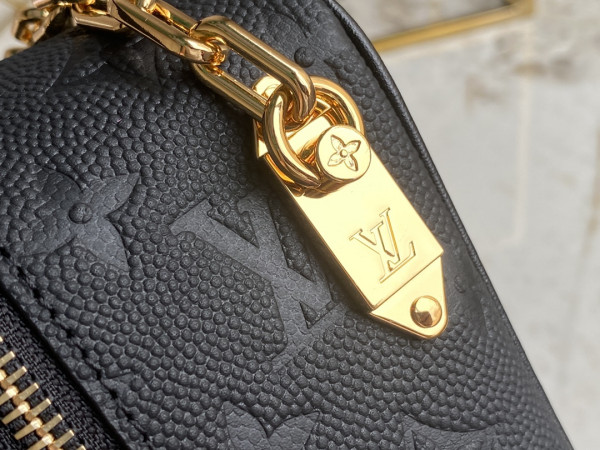 l0*is V*t0n lvxnba cloakroom dopp kit