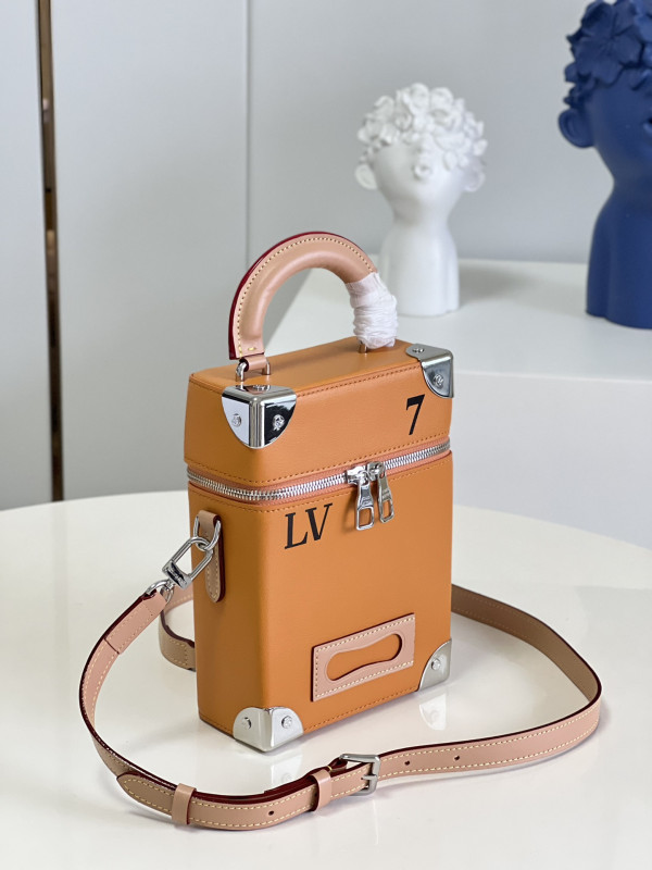 l0*is V*t0n vertical box trunk