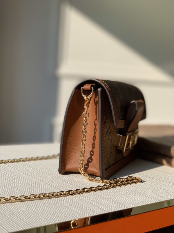 l0*is V*t0n v dauphine chain wallet