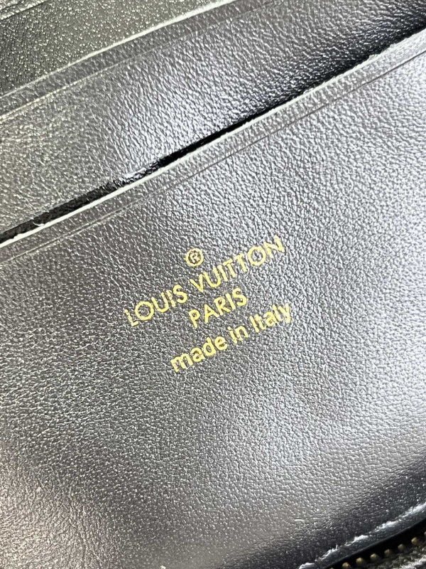 l0*is V*t0n wallet on strap bubblegram