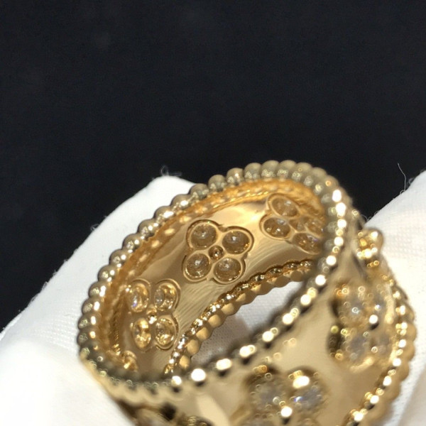 V*N CL*F & arpels  perlée clovers ring