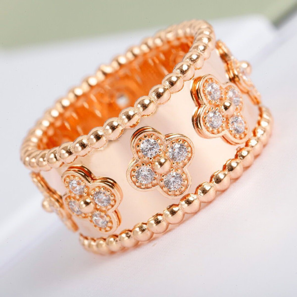 V*N CL*F & arpels  perlée clovers ring