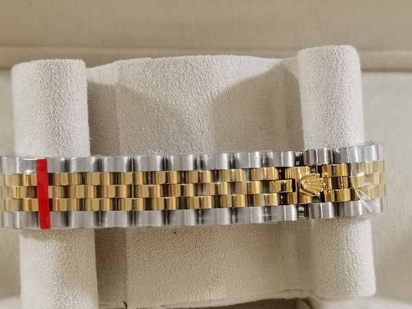 R*l*x watch