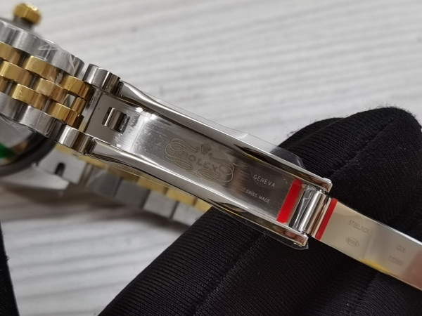 R*l*x watch