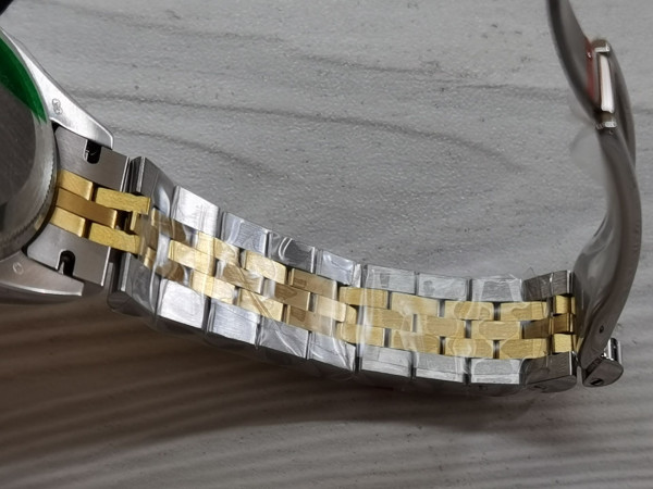 R*l*x watch