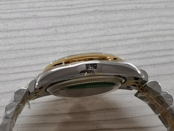 R*l*x watch