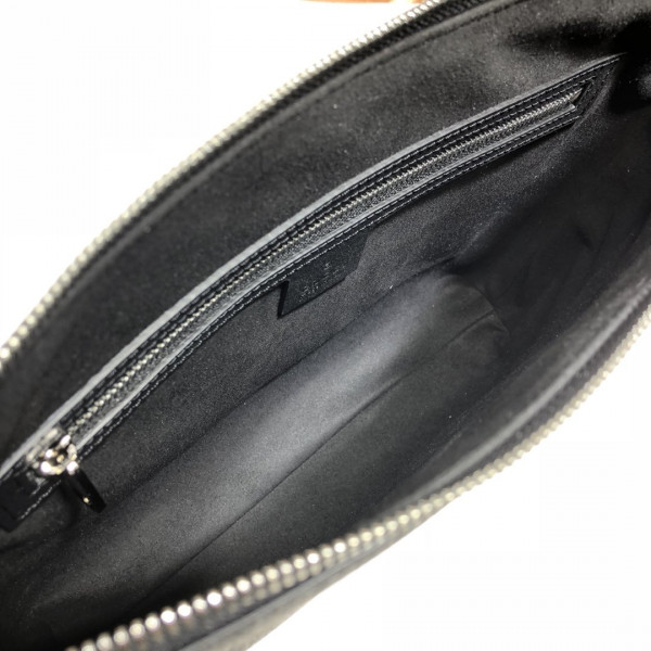 G*u*i pouch