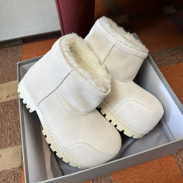 Ba*len*cia*ga alaska fur bootie