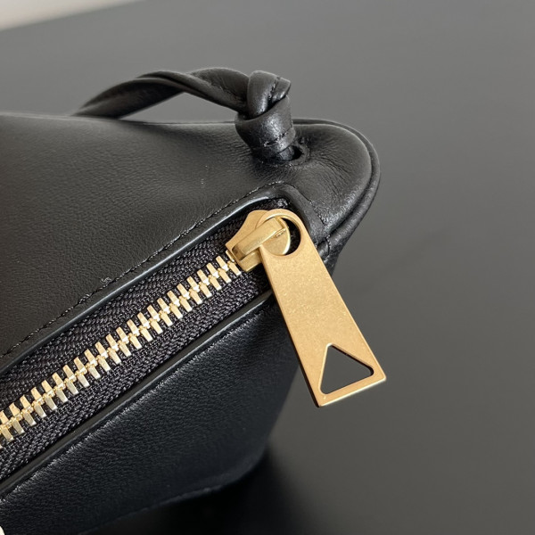 bo*te*ga Ve*ne*ta pouch on strap