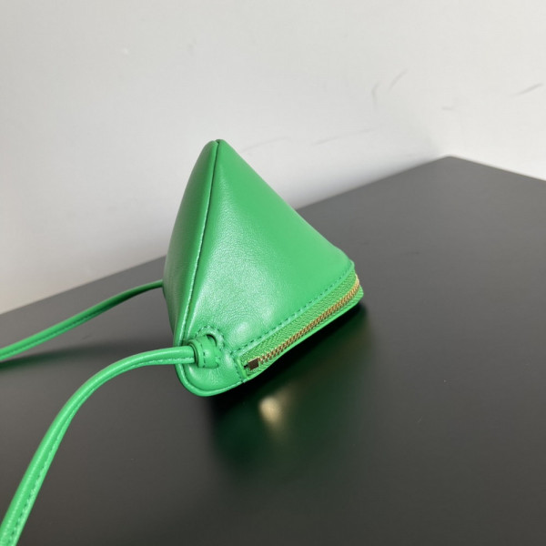 bo*te*ga Ve*ne*ta pouch on strap
