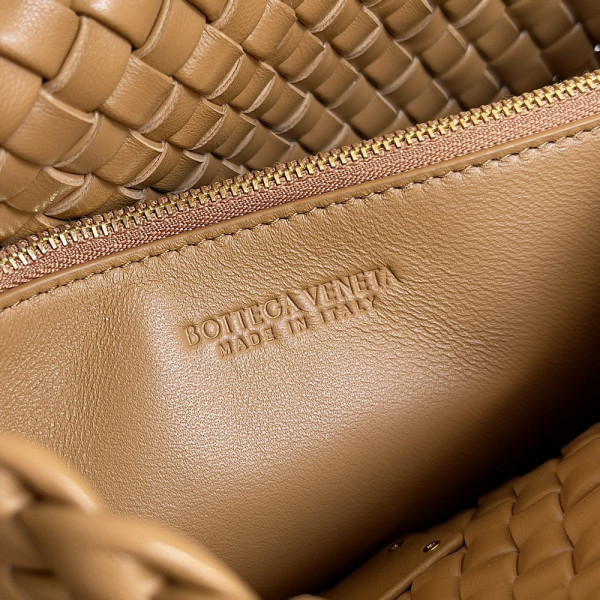 bo*te*ga Ve*ne*ta  small cobble shoulder bag