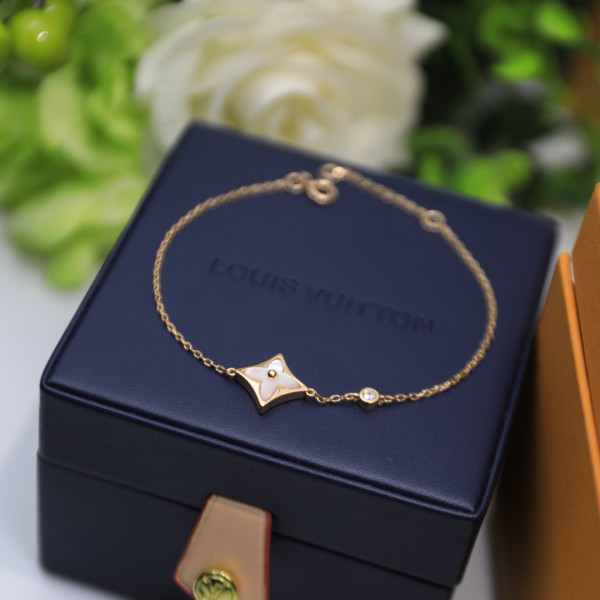 l0*is V*t0n bracelet
