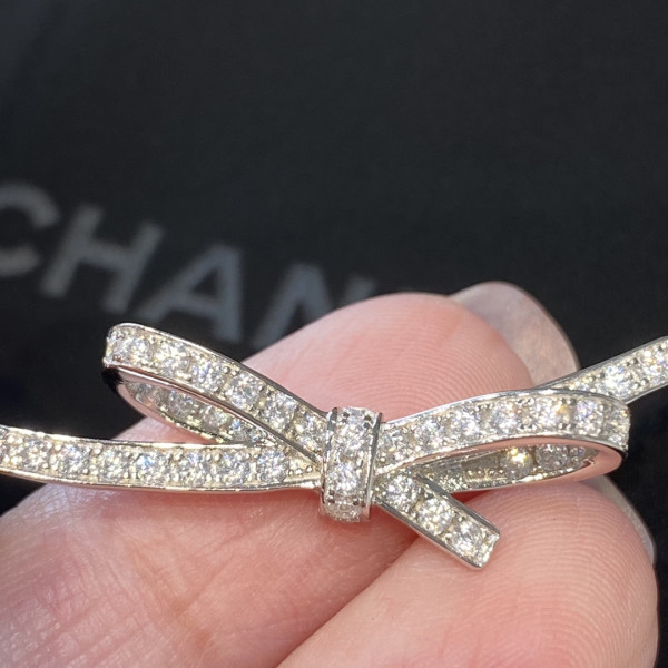 CL NECKLACE
