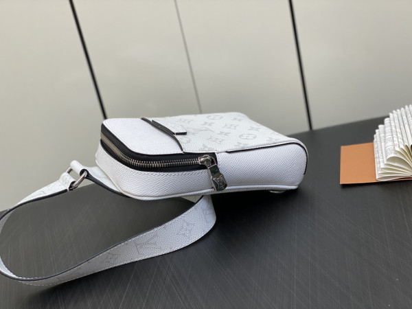 l0*is V*t0n outdoor slingbag