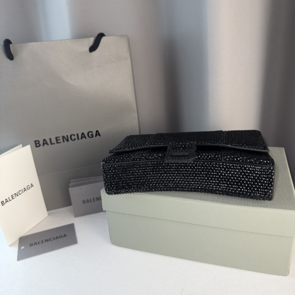 Ba*len*cia*ga hourglass wallet on chain