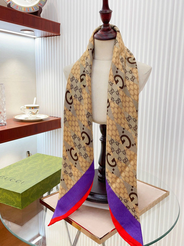 G*u*i scarf