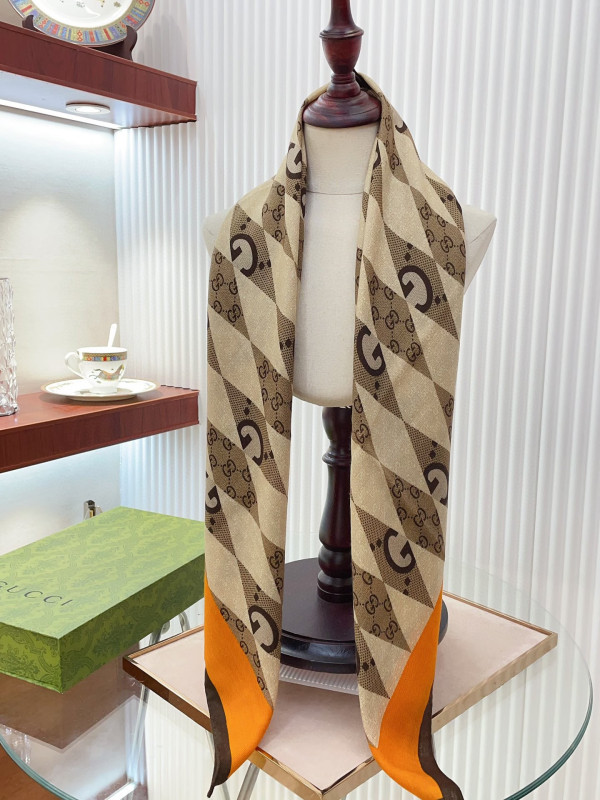 G*u*i scarf