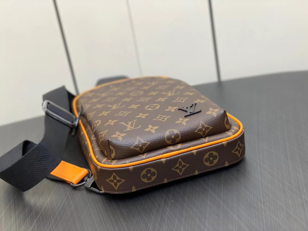 l0*is V*t0n avenue slingbag