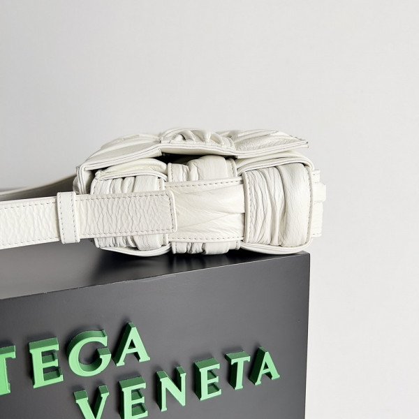 bo*te*ga Ve*ne*ta cassette