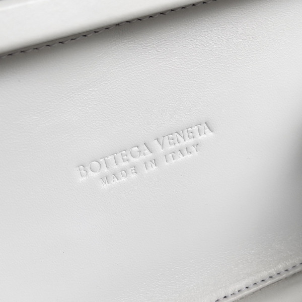 bo*te*ga Ve*ne*ta knot minaudiere on strap