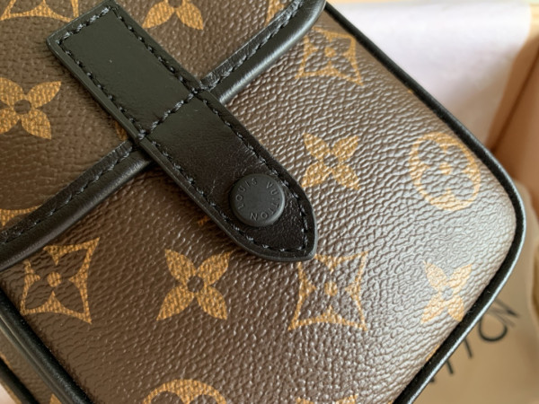 l0*is V*t0n christopher wearable wallet