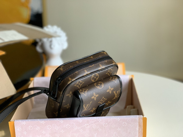 l0*is V*t0n christopher wearable wallet