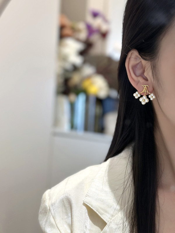 l0*is V*t0n earrings
