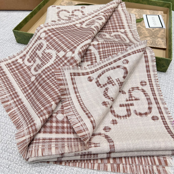 G*u*i scarf