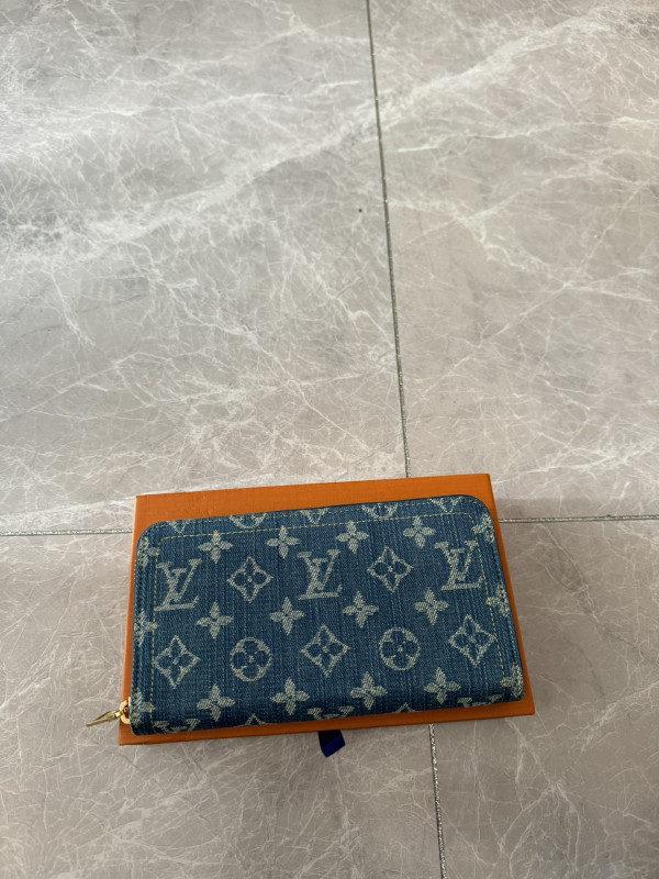 l0*is V*t0n zippy wallet