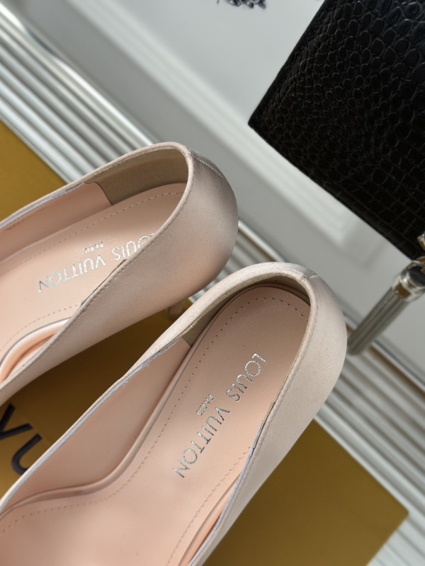 l0*is V*t0n heels