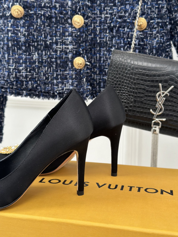 l0*is V*t0n heels