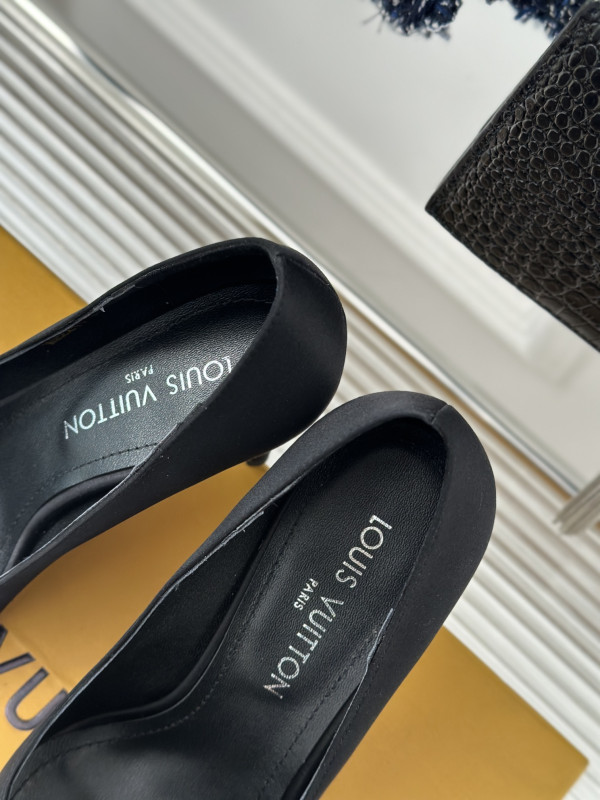 l0*is V*t0n heels