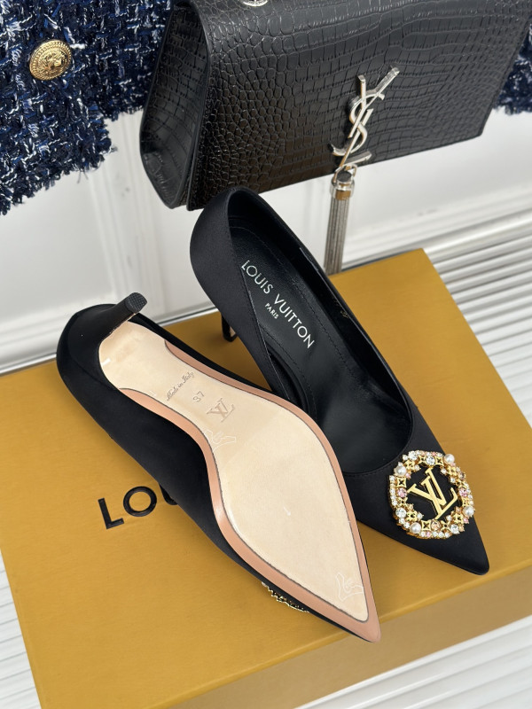 l0*is V*t0n heels