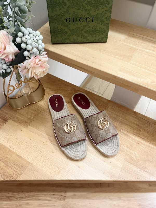 G*u*i slide sandals
