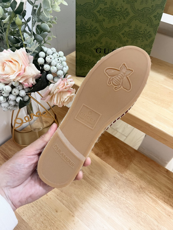 G*u*i slide sandals