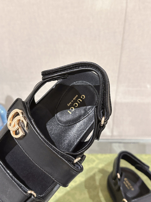 G*u*i slide sandals