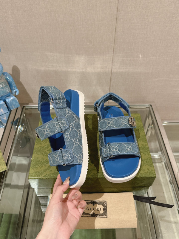 G*u*i slide sandals