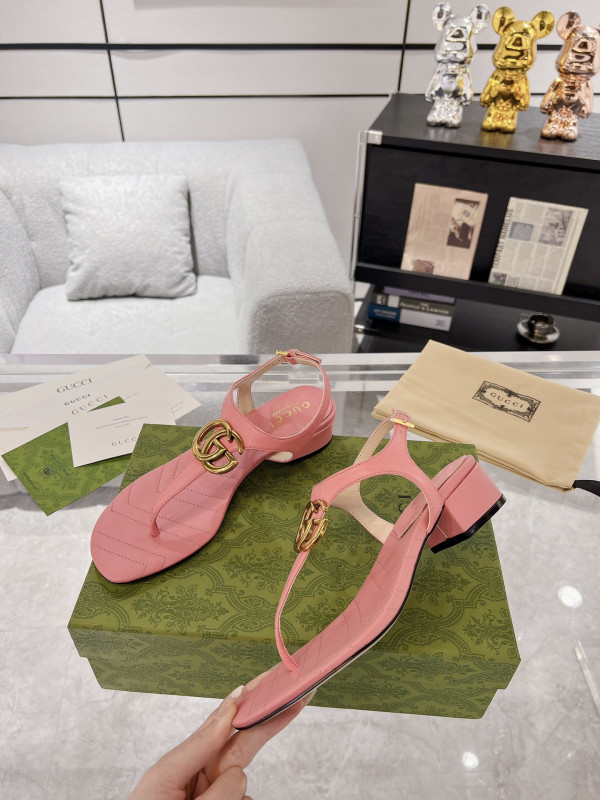 G*u*i slide sandals