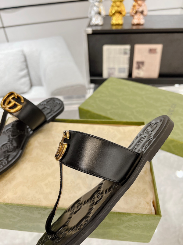 G*u*i slide sandals