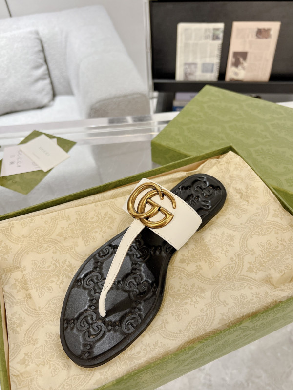 G*u*i slide sandals