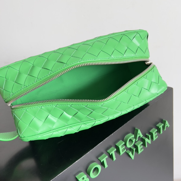 bo*te*ga Ve*ne*ta intrecciato leather wallet-on-strap