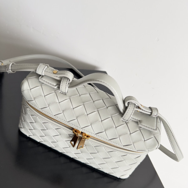 bo*te*ga Ve*ne*ta  vanity case crossbody bag