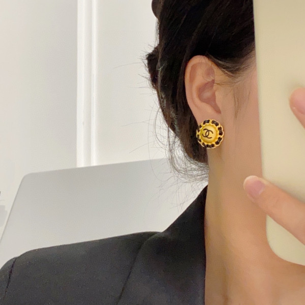 CL EARRINGS