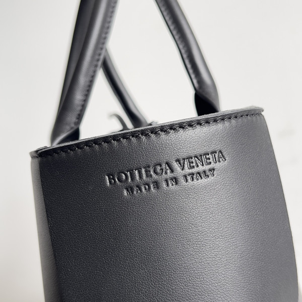 bo*te*ga Ve*ne*ta small arco tote bag