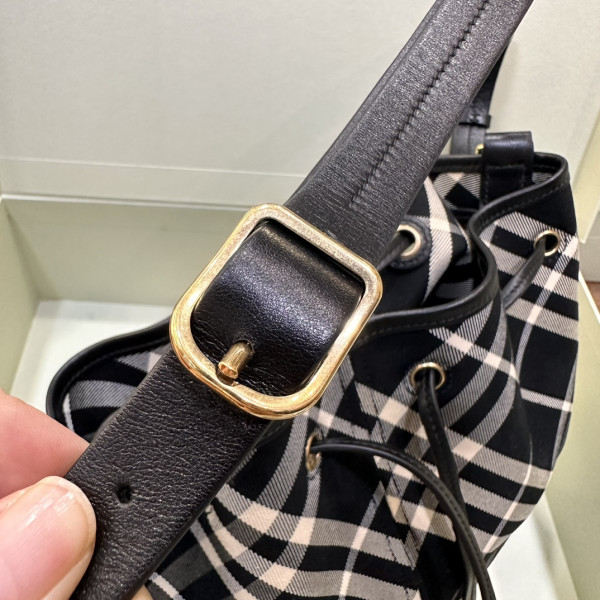 B**rry medium check drawstring pouch​