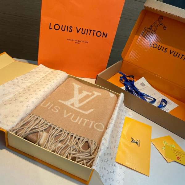 l0*is V*t0n scarf