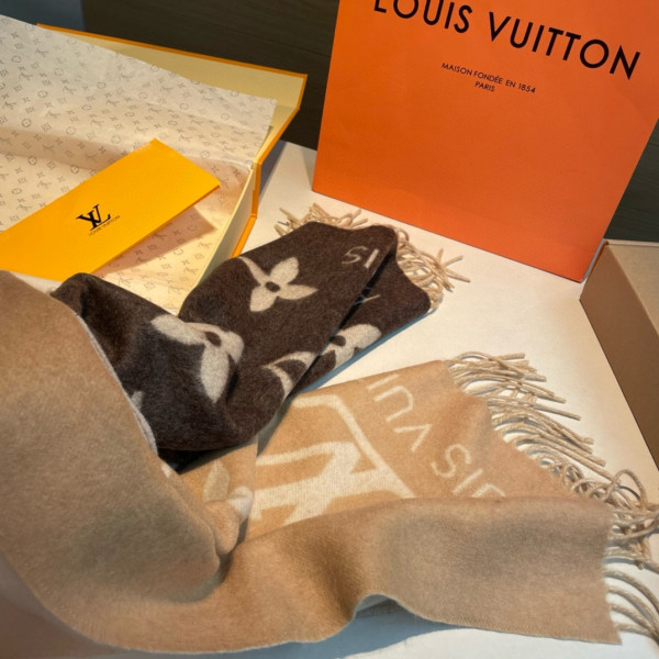 l0*is V*t0n scarf