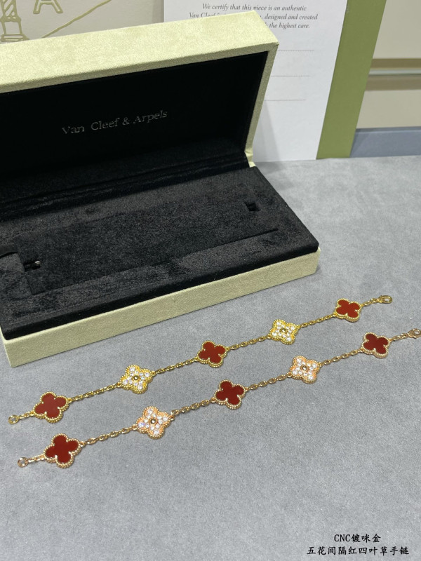 V*N CL*F&arpels perlée bracelet