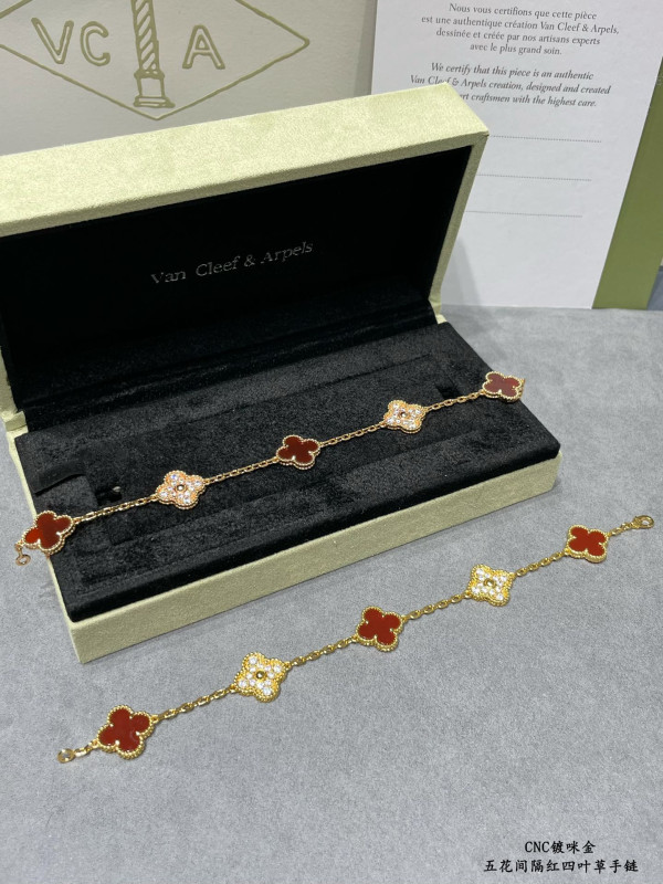 V*N CL*F&arpels perlée bracelet